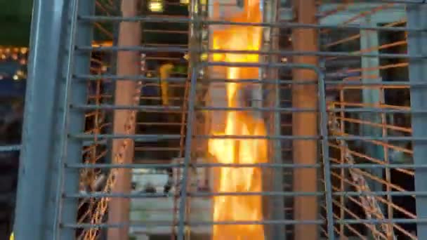 Zajímavé Okouzlující Pozadí Oheň Hořící Baňce Mřížemi Řetězy Pozadí Restaurace — Stock video