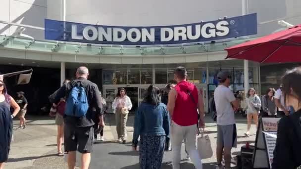 Vancouver Canada 2023 Personas Caminando Través Puertas Tienda Drogas Londres — Vídeos de Stock