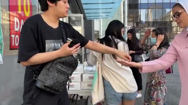 Krespy Kreme募款活动年轻的亚洲人卖甜甜圈的时候都戴着面具 没有面具就选择了连胜2023 — 图库视频影像