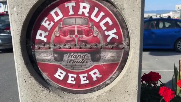 Красный Грузовик Пиво Пиво Вывески Транспорт Рефрижератор Улице Ванкувер Канада — стоковое видео