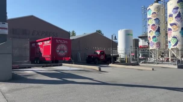 Červený Truck Pivo Pivovar Signboard Doprava Chladnička Ulice Vancouveru Kanada — Stock video