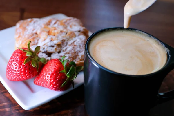 Comer Croissants Franceses Recém Assados Para Café Manhã Latte Cappuccino — Fotografia de Stock