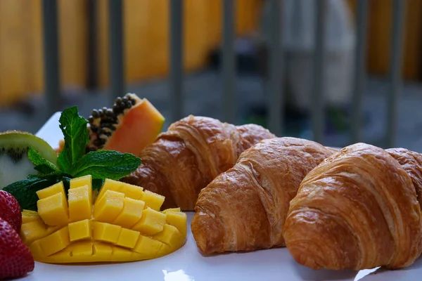 Croissant Delicioso Com Frutas Prato Branco Servindo Limpeza Arrumação Dispendiosidade — Fotografia de Stock