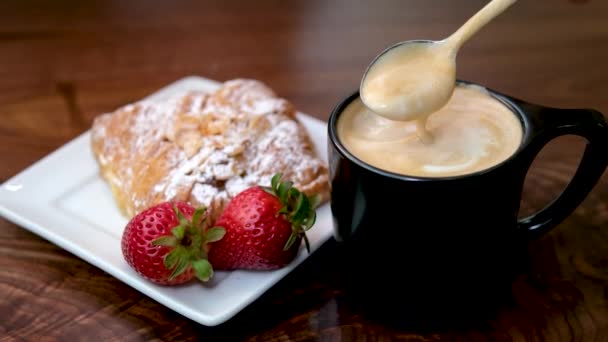Vers Gebakken Franse Croissants Eten Voor Ontbijt Latte Cappuccino Roer — Stockvideo
