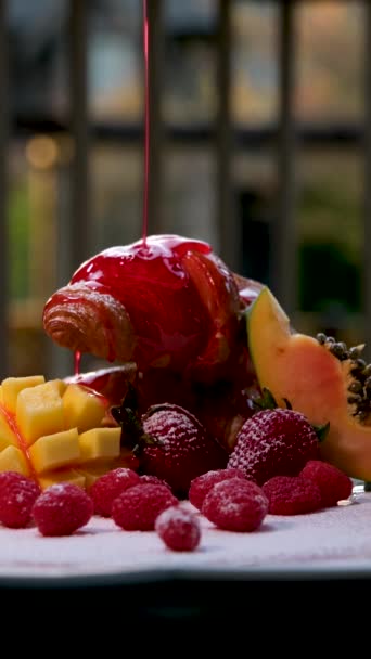 Croissant Rociado Con Delicioso Jarabe Frambuesa Fresa Fruta Amontonada Plato — Vídeos de Stock
