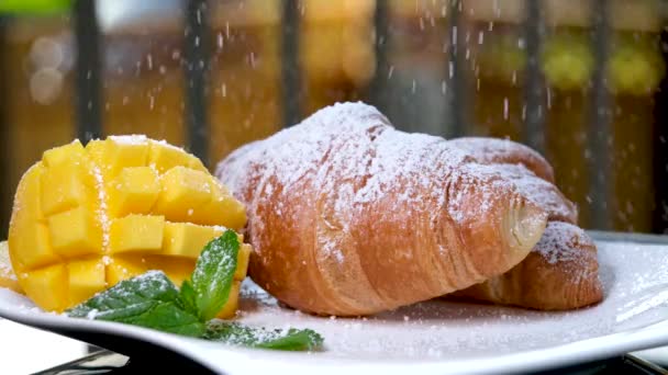 Espolvorear Con Azúcar Polvo Delicioso Croissant Con Frutas Plato Blanco — Vídeo de stock