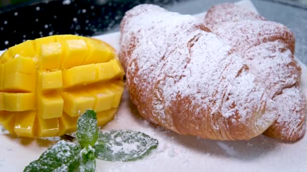 Streuen Sie Mit Puderzucker Leckeres Croissant Mit Früchten Auf Weißem — Stockvideo