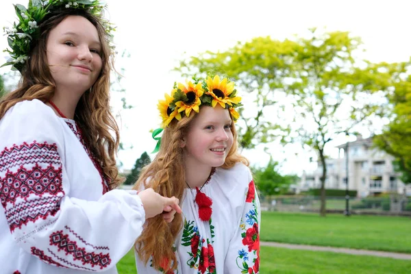 Hermosas Mujeres Jóvenes Niñas Tejiendo Guirnaldas Caminando Riendo Charlando Parque — Foto de Stock