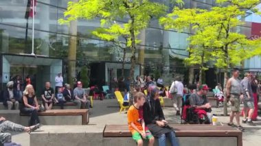 Şehir merkezinde bir çok insan alkışlayan neşeli müzisyenler müzik etkinlikleri düzenliyor. Yeni mağazalar açılıyor. Kanada Vancouver 2023.