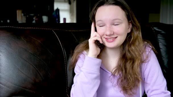 Adolescente Chica Hablando Por Teléfono Cuarto Oscuro Lila Blusa Fluyendo — Vídeos de Stock