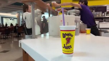 Genç kız, Kanada 2023 yılındaki diğer iki içkiye lezzetli bir içki servisi yapıyor.