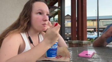 Kar fırtınası, basit, rahat bir kız dondurma yer. Bundan hoşlanmaz. Kötü bir akşam yemeği.