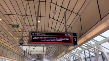 Surray Central 'daki Gökyüzü Tren İstasyonu' nun yenilenmesi. Giriş çıkışı yok. Her iki yönde de aynı platformu kullanın.