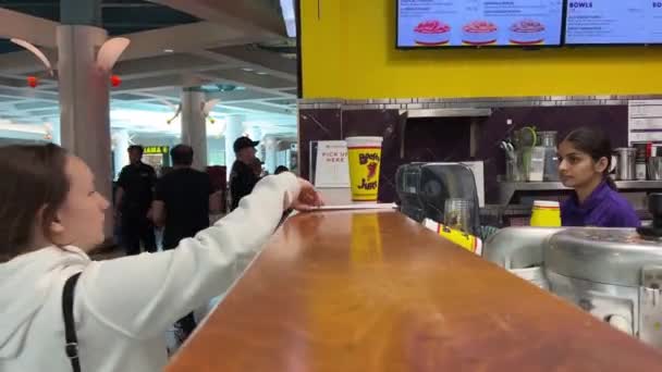 Chica Jugo Refuerzo Acerca Barra Cafetería Patio Comidas Toma Una — Vídeo de stock