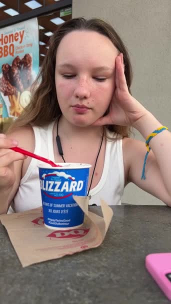Blizzard Απλό Χαλαρό Κορίτσι Τρώει Παγωτό Δεν Της Αρέσει Αυτό — Αρχείο Βίντεο