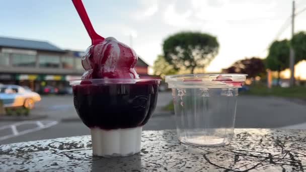 Νόστιμο Παγωτό Φράουλα Sundae Διαφανές Κύπελλο Πλαστικά Περίπτερα Στο Τραπέζι — Αρχείο Βίντεο