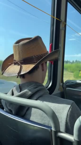 Şapkalı Bir Adam Otobüste Oturuyor Kovboy Şapkalı Bir Kazağın Yanından — Stok video