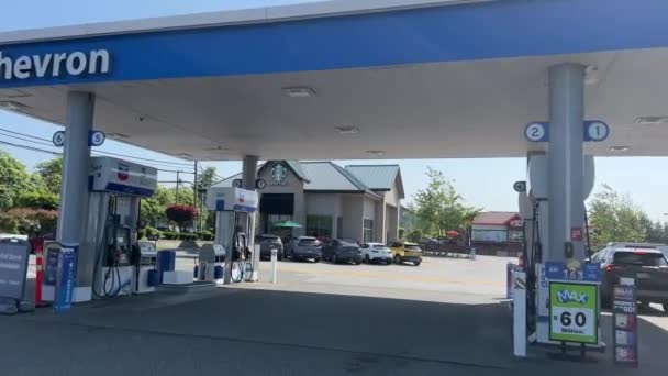 Chevron Benzinkút Ahol Autót Tankolják Tankolási Folyamat Tankolás Gép Emberek — Stock videók