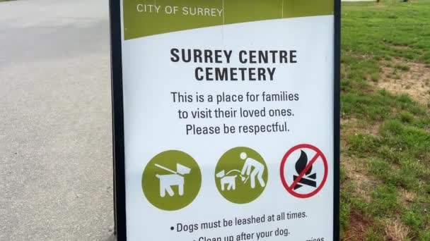 Cemitério Central Cidade Surrey Gramados Limpos Lettering Convite Para Caminhar — Vídeo de Stock