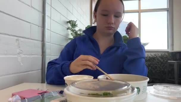 Tnt Смачна Кухонна Дівчинка Синьому Одязі Їсть Азійську Кухню Маленькому — стокове відео