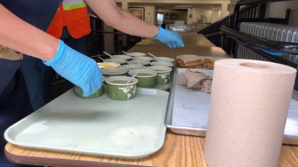 Comida Para Pobres Sem Teto Distribuindo Sopa Quente Sanduíche Praça — Vídeo de Stock