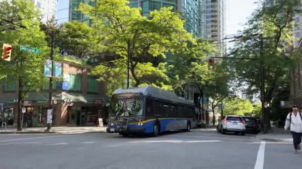 Τρόλεϊ Λεωφορείο Στο Βανκούβερ Άνθρωποι Της Πόλης Τρέχει Όλη Διασταύρωση — Αρχείο Βίντεο