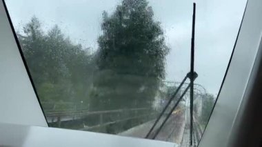 Surrey 'den Vancouver İstasyonu' na giden hava treninin ön camı Kanada Vancouver 'ı durdurmak için geçen yağmur damlaları. 