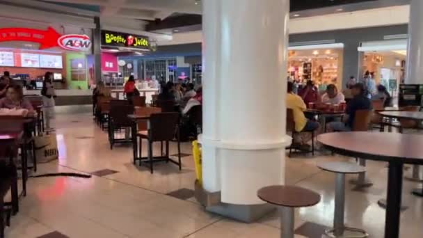 Praça Alimentação Surrey Mercearias Cidade Pessoas Sentadas Mesa Câmera Passando — Vídeo de Stock