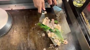 Tavada Çin sebzelerini kızartıyorum. Yüksek kalite 4k görüntü