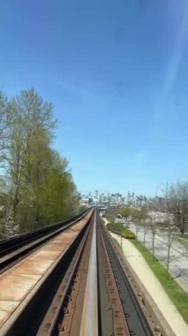 Vancouver SkyTrain, Surrey 'e giden yeni Kanada hattı. Trenler gökyüzü yolu trafiği şehir hayatı rahat mavi gökyüzü güzel hava Vancouver 2023