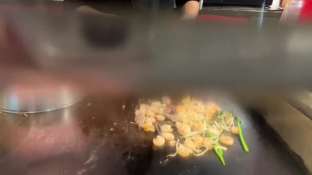 中国菜 中国面 炒饭配鸡肉 汤圆汤 炸鱼和乌冬豆 顶部视图 亚洲风格的食物概念构成 高质量的4K镜头 — 图库视频影像