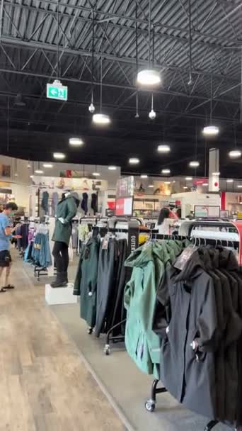 在加拿大温哥华2023商店里 男子和女子衣橱上的Sportchek商店装束着大量精选服装 — 图库视频影像