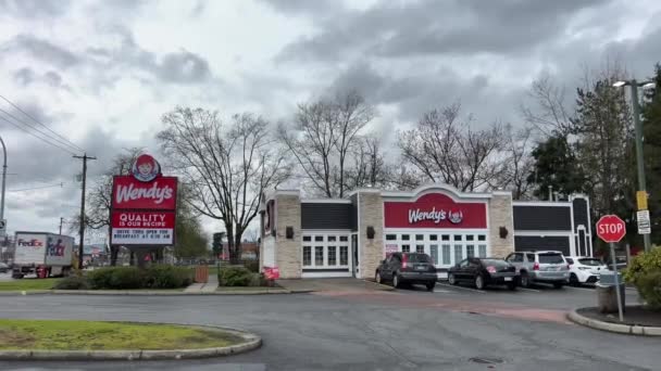 Fast Food Restoranı Burgerleri Patates Kızartmaları Lezzetli Yemek Teslimatları Küçük — Stok video