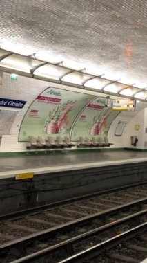 Paris Metro eski tren istasyona varır. Yüksek kalite 4k görüntü