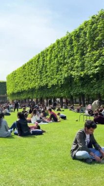 Paris 'teki Lüksemburg Parkı 19.04.23 Paris Fransa. Yüksek kalite 4k görüntü