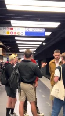 Paris 'teki metro haritası 18.04.23 Paris Fransa. Yüksek kalite 4k görüntü
