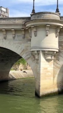 Paris 'in Seine Nehri' nden Paris 'in sayısız köprüsüne olan dikey görüntüsü. Yüksek kalite 4k görüntü