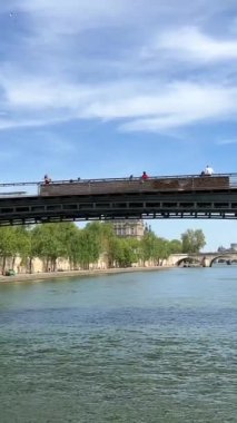 Paris 'in Seine Nehri' nden Paris 'in sayısız köprüsüne olan dikey görüntüsü. Yüksek kalite 4k görüntü