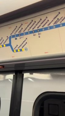 Paris 'teki metro haritası Paris' in dikey videosu. Yüksek kalite 4k görüntü