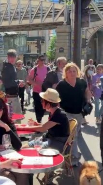 Klasik bir Paris kafesi. Yüksek kaliteli 4k görüntü Fransa Paris 28.04.23 dikey video