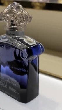 Paris parfüm kozmetiğinin ana caddesindeki Galeriler Lafayette Brand mağazasında en ünlü üreticilerin parası vardır ve 16.04.23 Paris Fransa 'yı satın alırlar. Yüksek kalite 4k görüntü