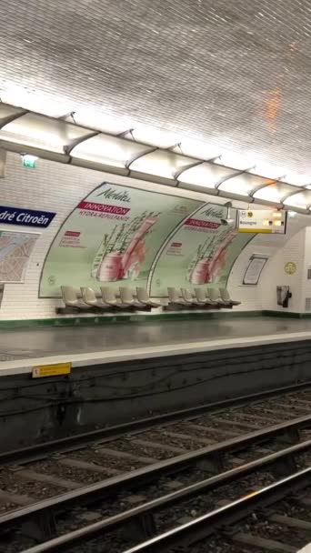 Metro París Antiguo Tren Llega Estación Imágenes Alta Calidad — Vídeo de stock