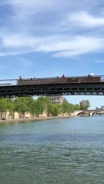 Vídeo Vertical Vista Paris Navio Rio Sena Para Inúmeras Pontes — Vídeo de Stock
