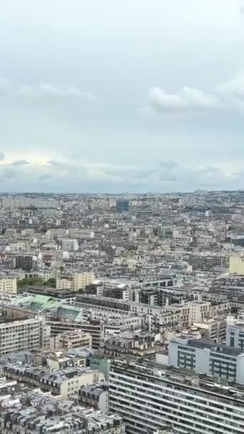 Pionowe Wideo Widok Wieży Eiffla Śnieżnobiałe Budynki Paryża Widoczne Stadion — Wideo stockowe