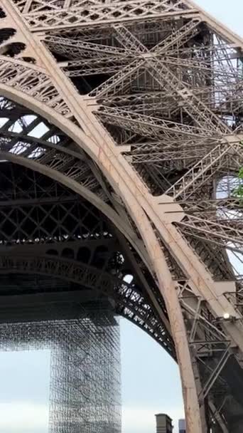 パリのエッフェル塔午後の垂直ビデオパリフランス 高品質4K映像 — ストック動画