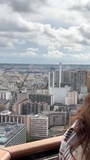 Uma Menina Uma Torre Eiffel Olha Torno Cidade Paris Casas — Vídeo de Stock
