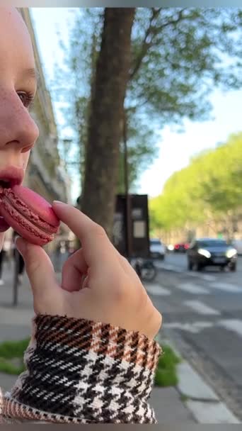 Adolescente Mulher Cabelos Castanhos Com Uma Toupeira Acima Seu Lábio — Vídeo de Stock