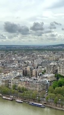 Paris 'in görünen nehir stadyumunun kar beyazı binalarında Eyfel Kulesi' nden ve Paris 'in daha dikey görüntülerinden. Yüksek kalite 4k görüntü