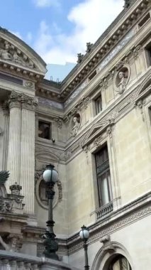 Paris Ulusal Müzik Akademisi 'nde Garnier Operası, Paris Operası, Paris' te 15.04.23 Paris 'te yaşayan insanların hayatı. Yüksek kalite 4k görüntü