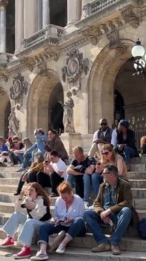 Paris Ulusal Müzik Akademisi 'nde Garnier Operası, Paris Operası, Paris' te 15.04.23 Paris 'te yaşayan insanların hayatı. Yüksek kalite 4k görüntü